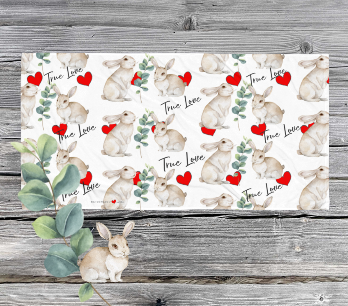 „TRUE LOVE“ BABY KUSCHEL-BADETUCH DAS WAHRE LIEBE IN DEIN HEIM BRINGT. EXCLUSIV UND LIEBVOLL GESTALTET MIT NATURMÄDEL® TIERLIEBE DESIGN UND TRUE LOVE SCHRIFTZUG, www.naturmaedel.shop