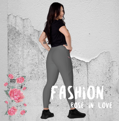 WUNDERSCHÖNE, FIGURBETONTE, V-BUND CROSSOVER LEGGINGS. IDEALER BEGLEITER FÜR YOGA-, FITNESS- UND ALLE FREIZEITAKTIVITÄTEN.  VERZIERT MIT UNSEREM EINZIGARTIGEM NATURMÄDEL® ROSE IN LOVE DESINGN - www.naturmaedel.shop 