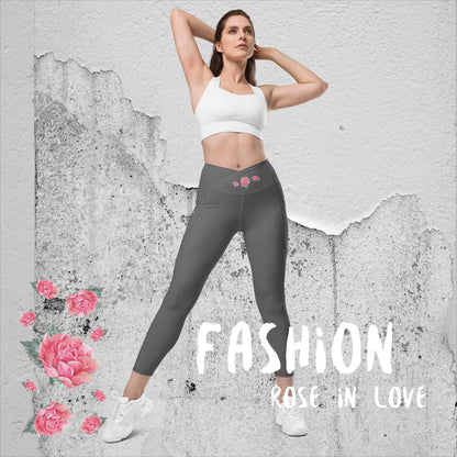 WUNDERSCHÖNE, FIGURBETONTE, V-BUND CROSSOVER LEGGINGS. IDEALER BEGLEITER FÜR YOGA-, FITNESS- UND ALLE FREIZEITAKTIVITÄTEN.  VERZIERT MIT UNSEREM EINZIGARTIGEM NATURMÄDEL® ROSE IN LOVE DESINGN - www.naturmaedel.shop 