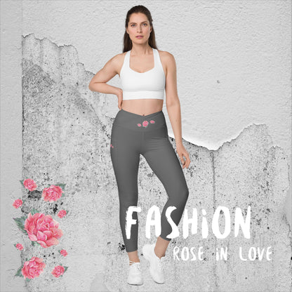 WUNDERSCHÖNE, FIGURBETONTE, V-BUND CROSSOVER LEGGINGS. IDEALER BEGLEITER FÜR YOGA-, FITNESS- UND ALLE FREIZEITAKTIVITÄTEN.  VERZIERT MIT UNSEREM EINZIGARTIGEM NATURMÄDEL® ROSE IN LOVE DESINGN - www.naturmaedel.shop 